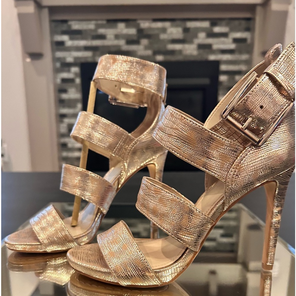 Vince Camuto Metallic Gold Strappy Heels 👠 NWOT 🎉PERFECT FOR PARTIES 🎉